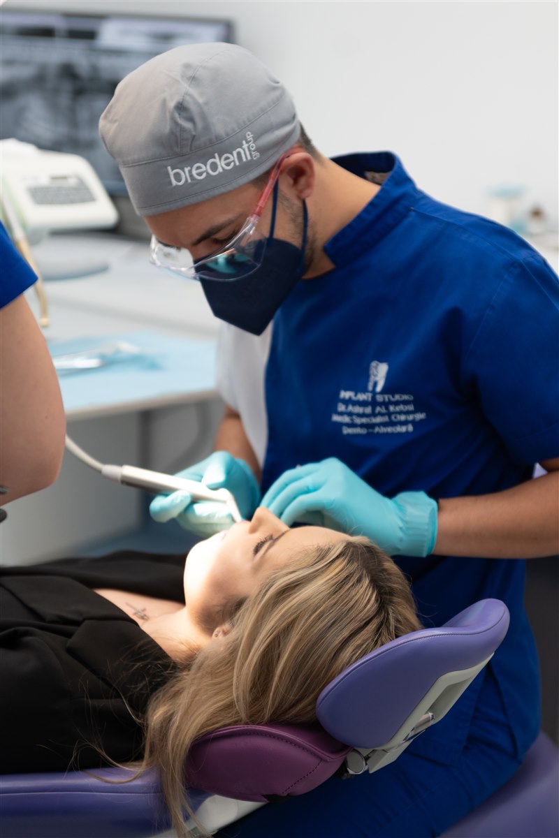 Dr. AL Kebsi Ashraf evaluează candidatura unui pacient pentru implant ceramic — Implant Studio București