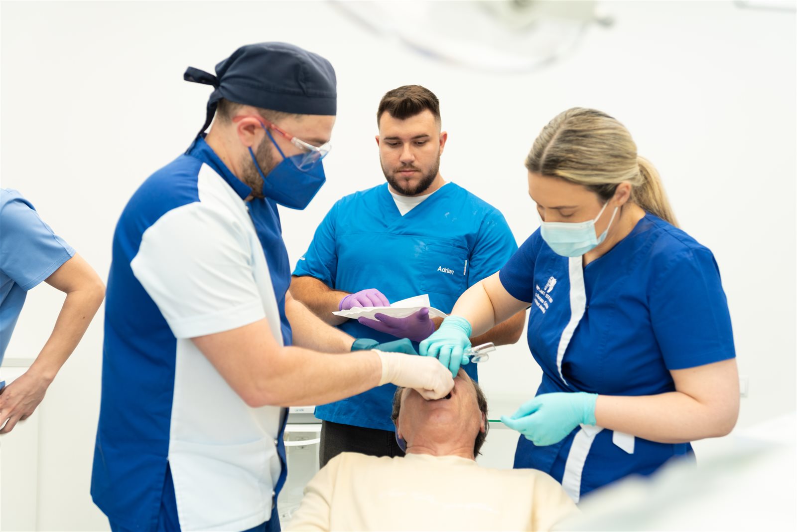 Echipa Implant Studio pregătind intervenția de implant dentar