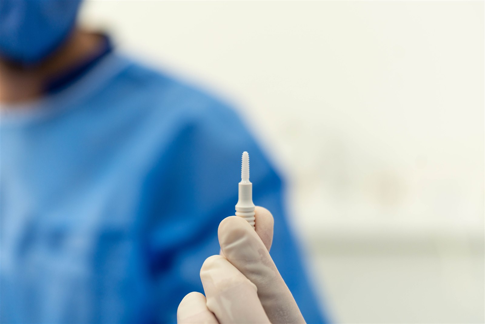 Implant dentar din zirconiu ceramic alb — vedere de aproape