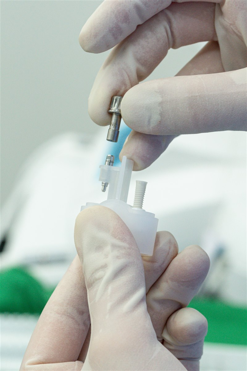 Implant ceramic din zirconiu cu două piese — corp și driver de inserare