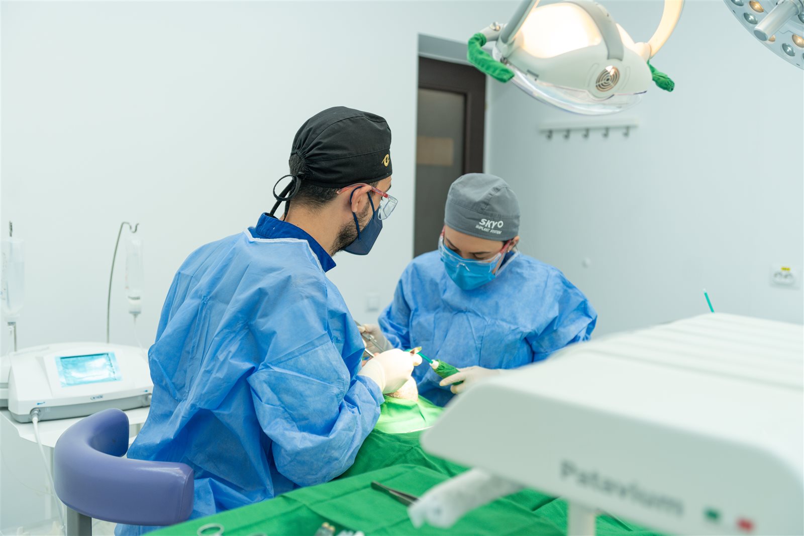 Inserare implant dentar din zirconiu — Dr. AL Kebsi Ashraf, Implant Studio București